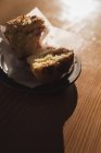Primer plano de muffin en la mesa de madera en la cafetería - foto de stock