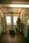 Жінка розмовляє на мобільному телефоні під час подорожі в поїзді — стокове фото