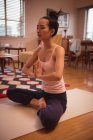 Donna che esegue yoga in soggiorno a casa — Foto stock