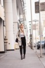 Молода жінка в хіджабі, що йде по міській вулиці — стокове фото