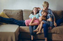 Матері і дочки розслабляючий на дивані у вітальні на дому — стокове фото