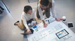 Führungskräfte diskutieren über Baupläne im modernen Büro — Stockfoto