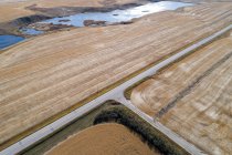 Антена порожній дорога проходить через пшенична сфера — стокове фото