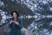 Femme examen photo sur appareil photo numérique pendant l'hiver — Photo de stock