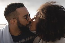 Primo piano di coppia romantica baciarsi — Foto stock
