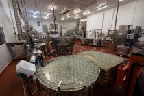 Пустые стеклянные банки на производственной линии на пищевой фабрике — стоковое фото