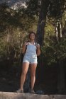 Giovane escursionista donna in piedi con zaino in campagna — Foto stock