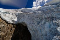 Glaciar en la montaña rocosa en un día soleado - foto de stock