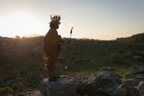 Maasai uomo in piedi in campagna in una giornata di sole — Foto stock