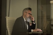 Business Executive premuroso utilizzando il computer portatile in ufficio — Foto stock