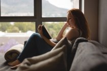 Frau liest zu Hause ein Buch — Stockfoto