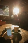 Person mit Handy am Tisch im Café — Stockfoto