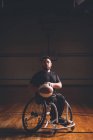 Jovem deficiente praticando basquete na corte — Fotografia de Stock