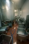Distillerie et récipients vides à l'usine alimentaire — Photo de stock