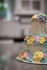 Nahaufnahme von dekoriertem Kuchen in Bäckerei — Stockfoto