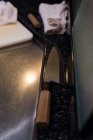 Cuchillo japonés de deba guardado en la mesa de la cocina en un restaurante - foto de stock