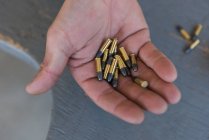 Close-up de homem segurando balas na mão — Fotografia de Stock