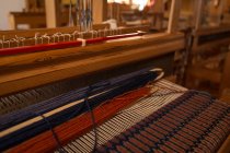 Close-up da máquina com fio de seda na fábrica — Fotografia de Stock