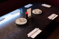 Gros plan de la table de restaurant oriental aménagée — Photo de stock