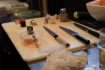Coltelli deba giapponesi tenuti sul tavolo della cucina in un ristorante — Foto stock