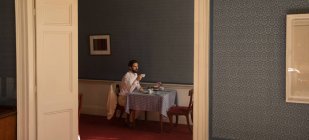 Kaukasischer junger Bräutigam beim Tee zu Hause — Stockfoto