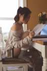 Молода жінка працює вдома — стокове фото