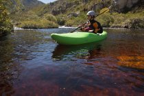 Kayak donna in fiume in montagna
. — Foto stock