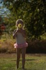 Linda chica jugando con varita de burbuja en el parque - foto de stock