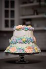 Close-up of decorated cake in bakery — Stock Photo