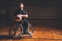 Joven discapacitado practicando baloncesto en la cancha - foto de stock