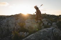 Масаї людина в традиційному одязі, ходьба на скелі — стокове фото