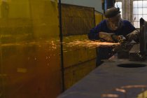 Schweißer repariert Schiffsteil in Werkstatt — Stockfoto