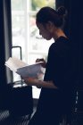 Женщина читает документы в номере отеля — стоковое фото