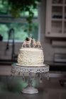 Nahaufnahme von dekoriertem Kuchen in Bäckerei — Stockfoto