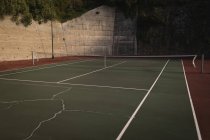 Leerer Tennisplatz an einem sonnigen Tag — Stockfoto