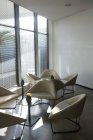 Mesa vazia e cadeiras na área de espera do escritório em um dia ensolarado — Fotografia de Stock
