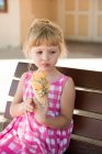 Милая девушка ест мороженое в солнечный день — стоковое фото