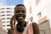Femme parlant sur téléphone portable dans la rue de la ville — Photo de stock