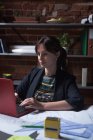 Junge weibliche Führungskraft mit Laptop im Büro — Stockfoto