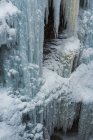 Schöner Eisberg mit Eiszapfen im Winter — Stockfoto