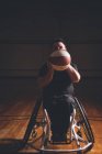 Behinderter junger Mann praktiziert Basketball auf dem Platz — Stockfoto