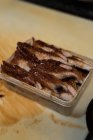 Filetes de peixe mantidos em uma bandeja na cozinha do restaurante — Fotografia de Stock