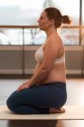 Vista laterale della donna incinta che esegue yoga — Foto stock