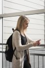 Teenagermädchen benutzt Handy an der Universität — Stockfoto