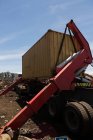Primo piano della gru che solleva il contenitore pesante in cantiere di demolizione — Foto stock