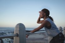 Втомилася жінка стоїть біля пляжу в сутінках — стокове фото