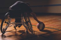 Vue arrière de l'homme handicapé pratiquant le basket-ball au tribunal — Photo de stock