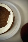 Primer plano de pastel de chocolate en panadería - foto de stock