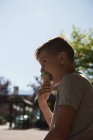 Linda chica chico teniendo helado en un día soleado - foto de stock