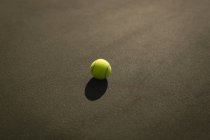 Primer plano de la pelota de tenis en la pista de tenis - foto de stock